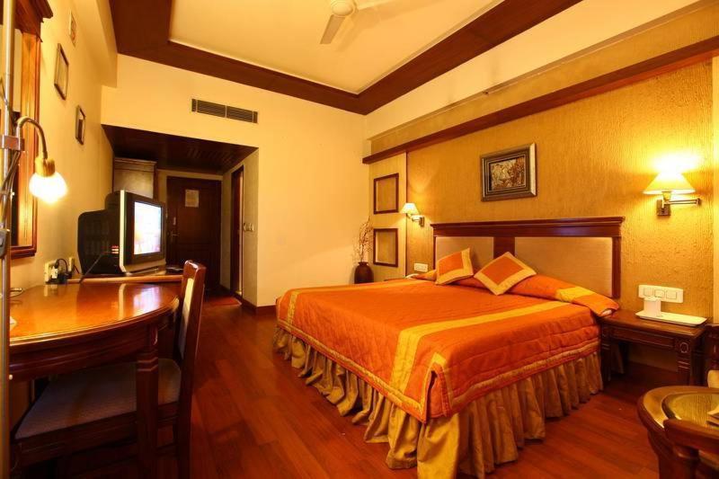 Hotel Klg International Zirakpur Esterno foto
