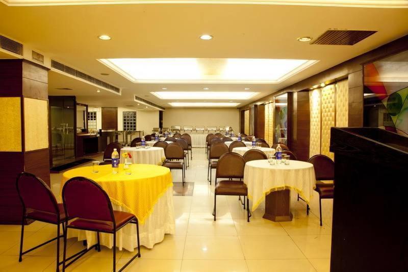 Hotel Klg International Zirakpur Esterno foto