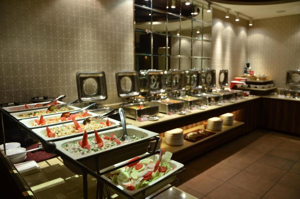 Hotel Klg International Zirakpur Esterno foto