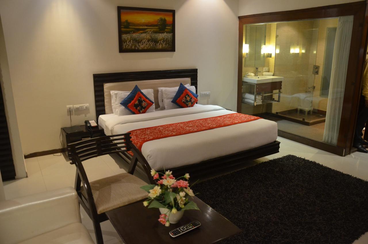 Hotel Klg International Zirakpur Esterno foto