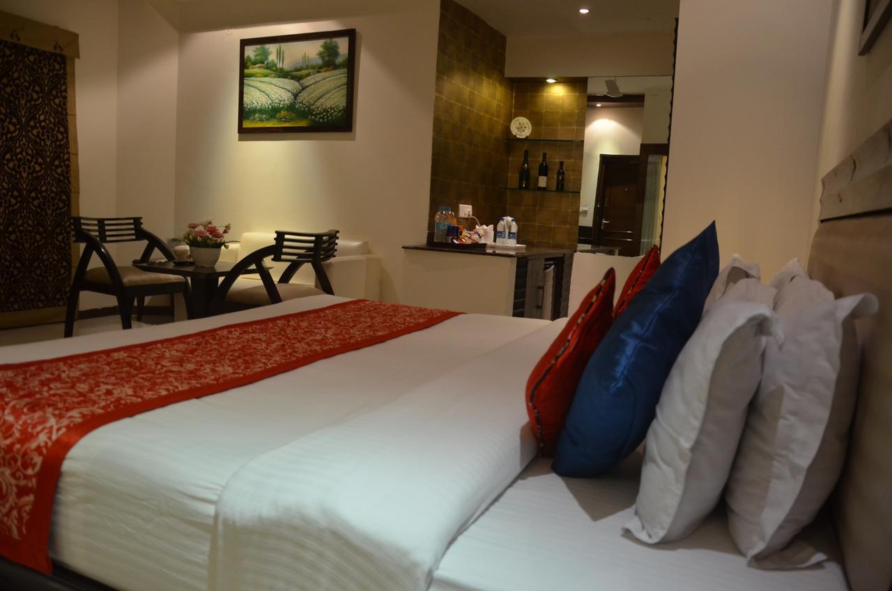 Hotel Klg International Zirakpur Esterno foto