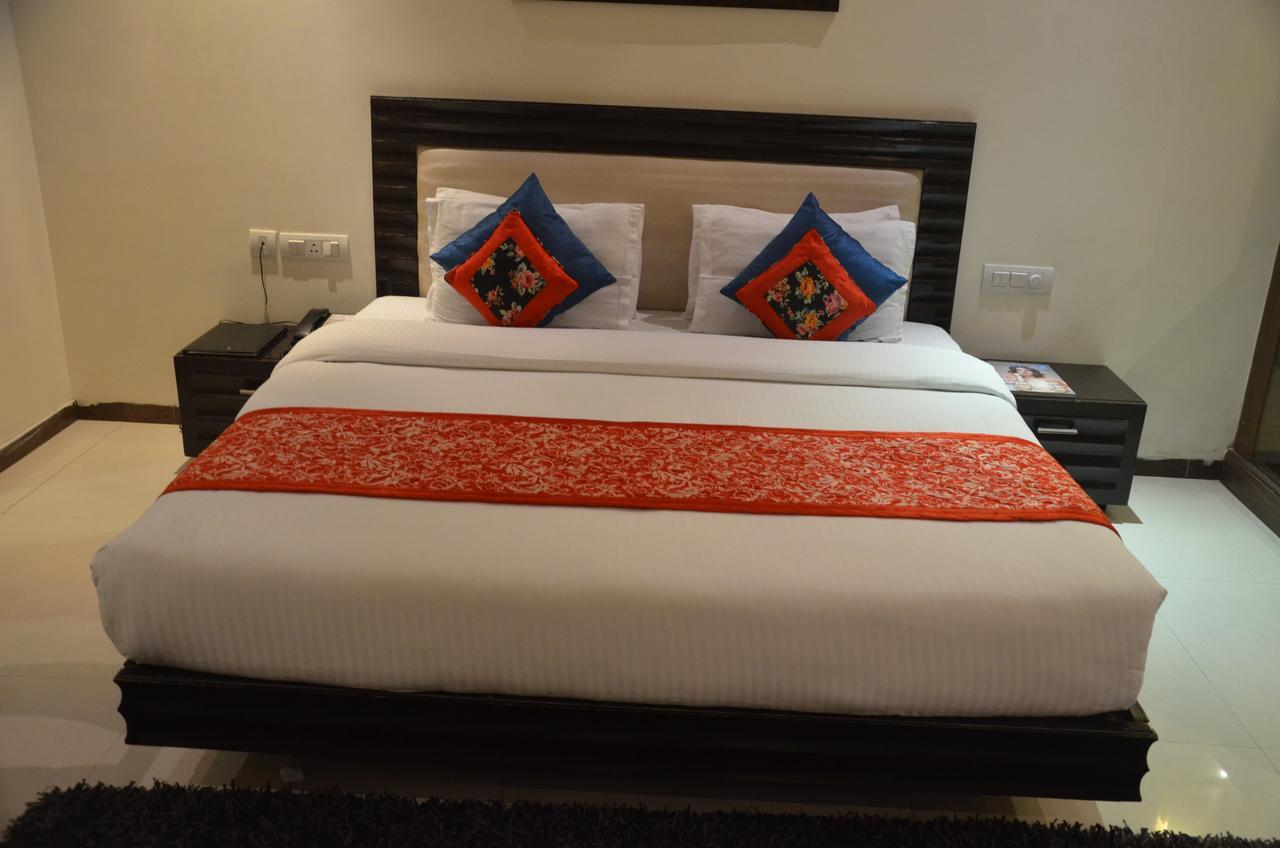Hotel Klg International Zirakpur Esterno foto