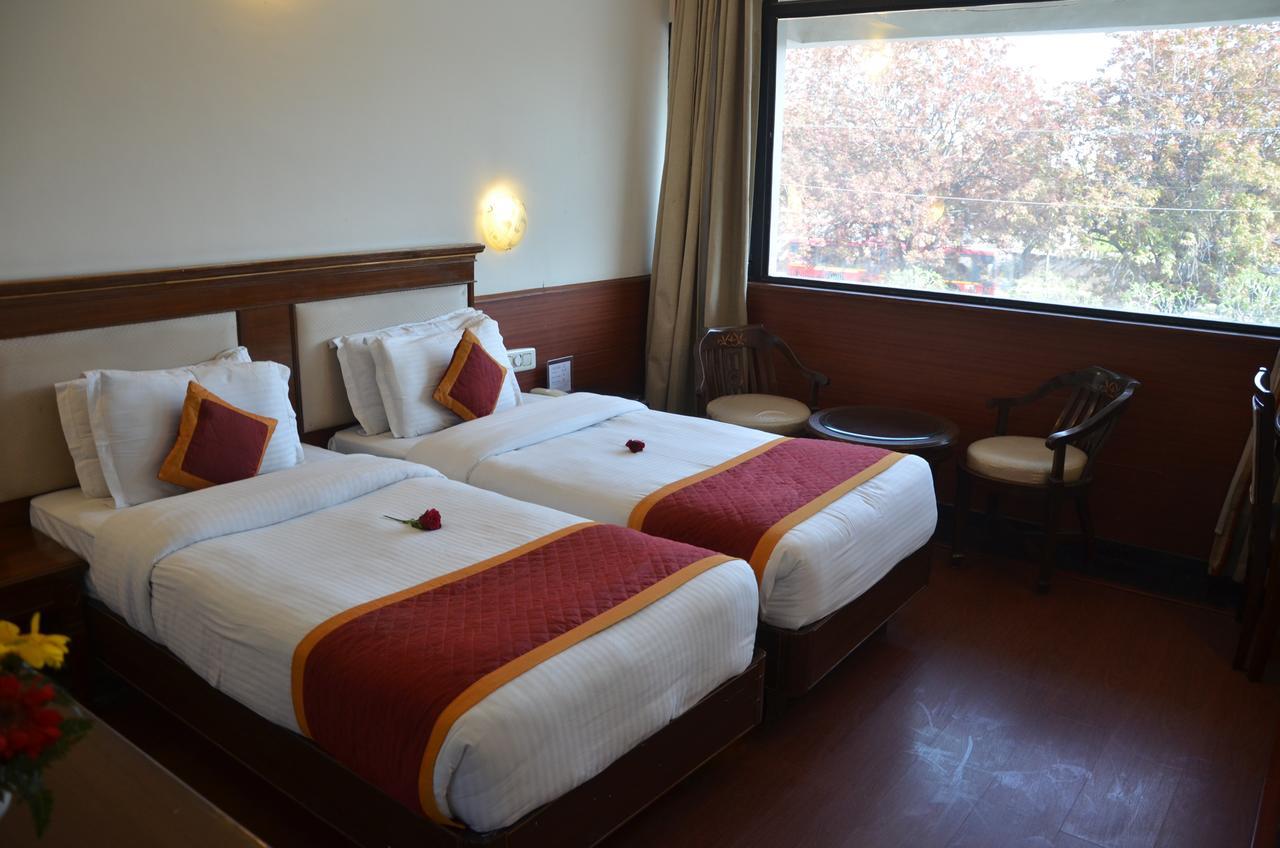 Hotel Klg International Zirakpur Esterno foto