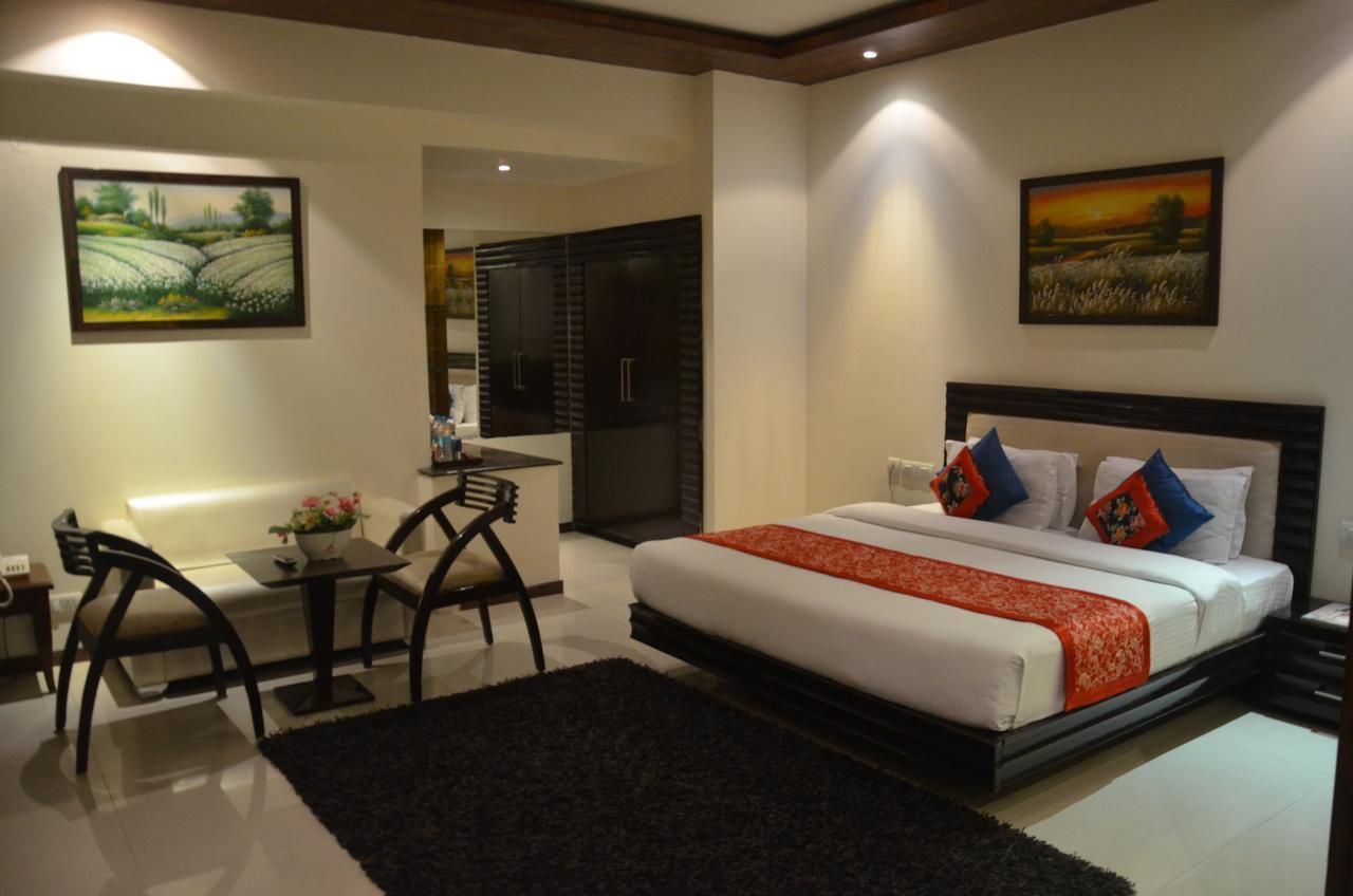 Hotel Klg International Zirakpur Esterno foto